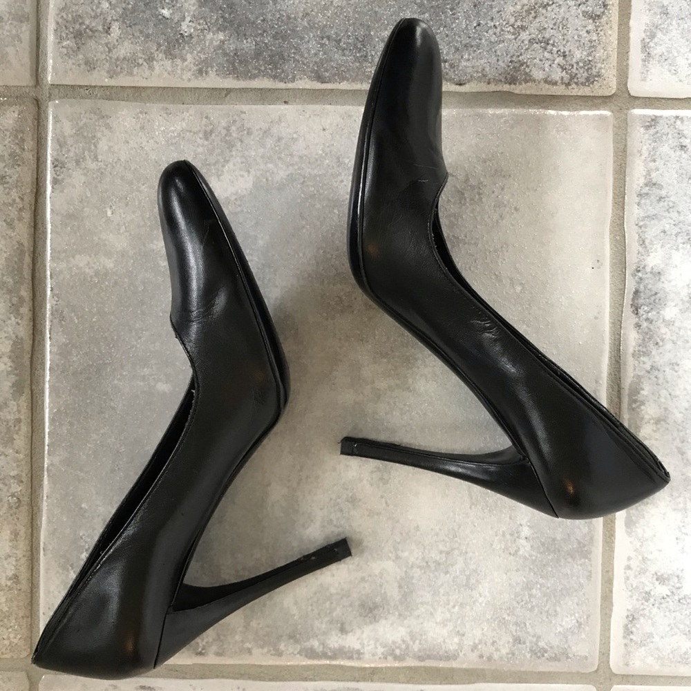 Prada Round Toe Pumps/Heels in Black Leather 38.5